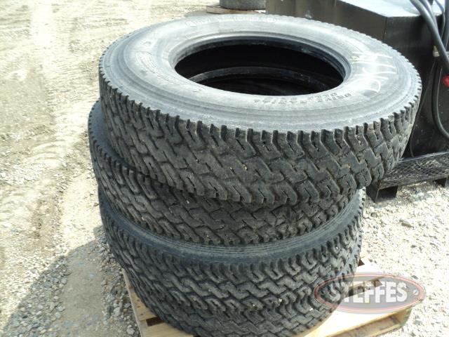 Pallet of (4) 11R22.5 drive tires,_2.JPG